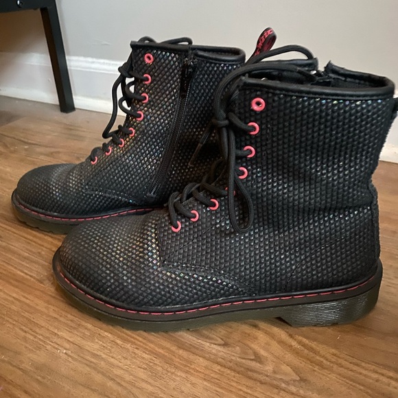 Dr Martens Delaney Black Metallic Rainbow 8-Eye Side Zip Boots-Size 5M - Picture 2 of 11